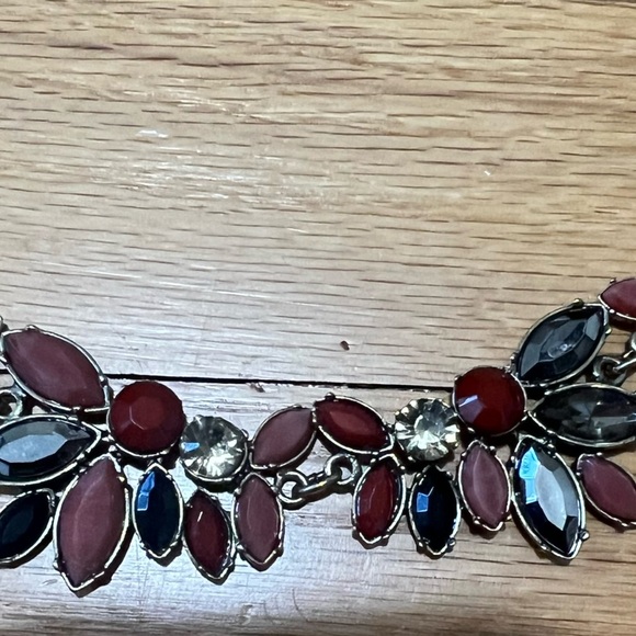 Loft Jewel Statement Necklace Maroon and Grey Jewels - Picture 3 of 7